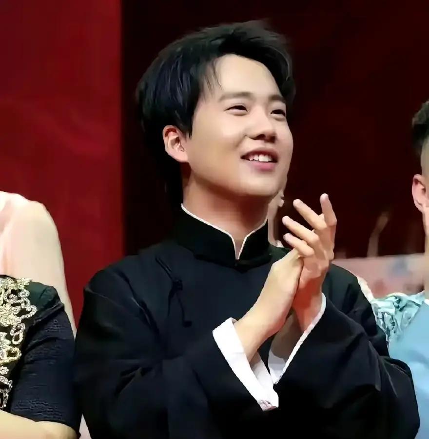 郭麒麟彩排后台迎面撞见曹云金，一句“金兄”先溜出口。视频就三秒，没握手没寒暄