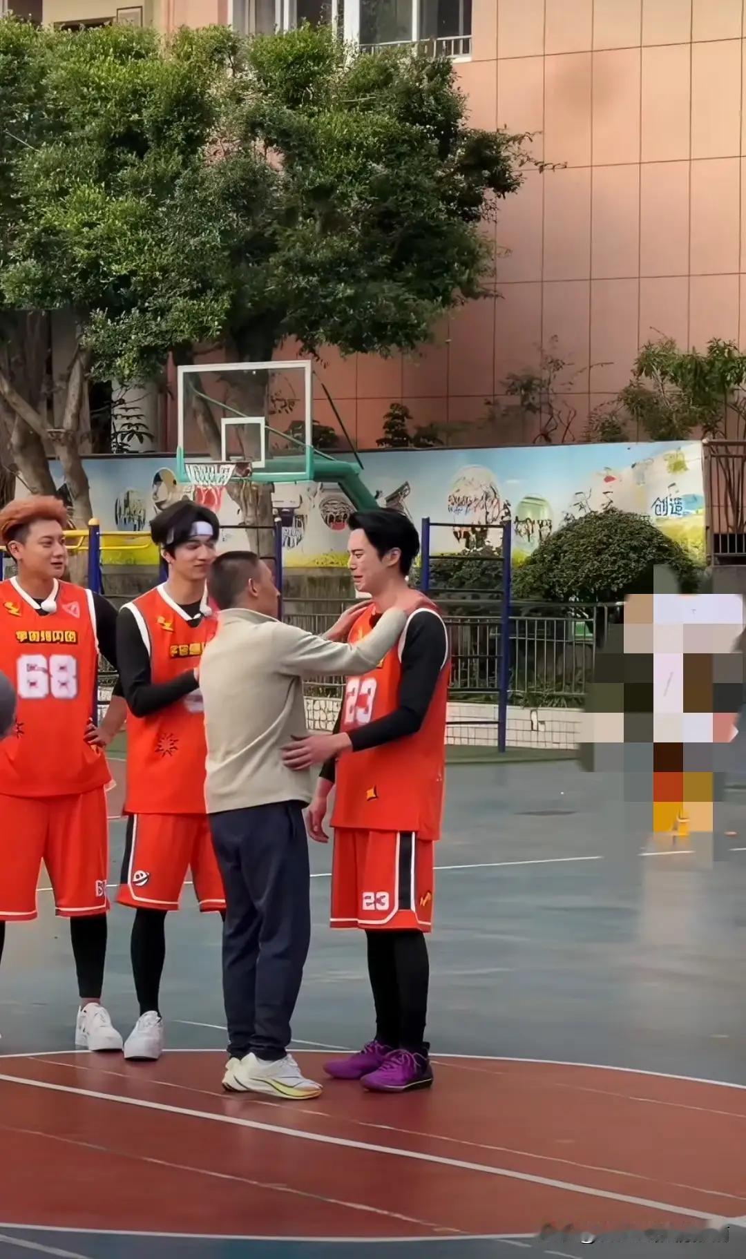 王鹤棣在家乡录制新综艺《宇宙闪烁请注意》。在母校操场上打球，却看到他当年的小学老