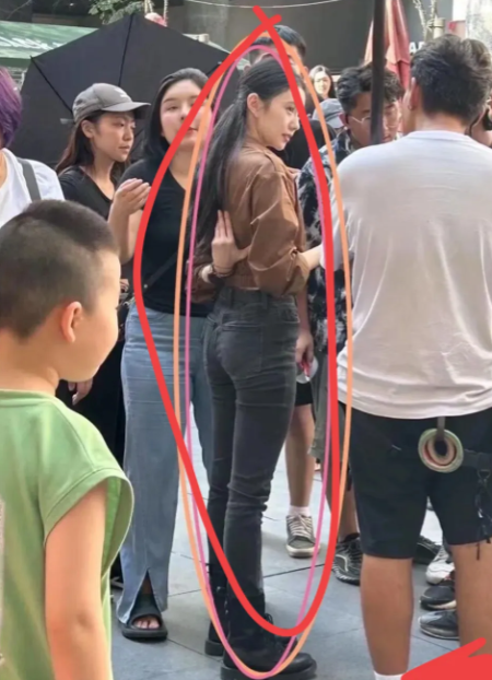 张艺谋的眼光太好了，刘浩存连路人抓拍都美成“生图杀手”，这比例是老天追着喂饭吃吧？