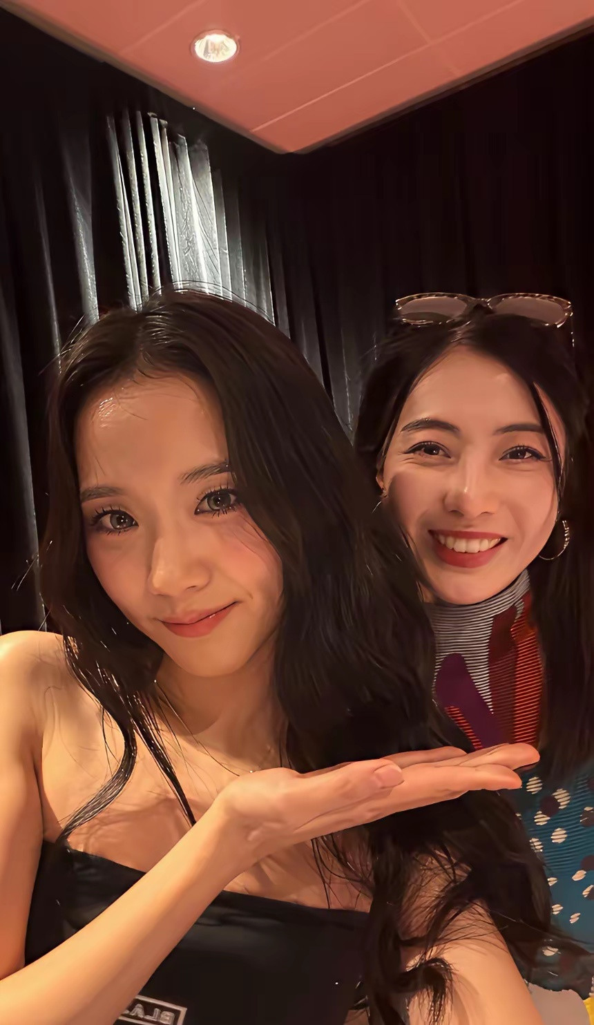 都说，在香港郭晶晶合影没输过外，甘比也是，她都47岁的人了，合影也没输过。富豪选