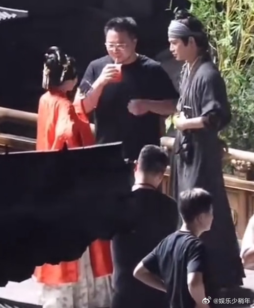 宋祖儿探班丁禹兮宋祖儿的《表妹万福》和丁禹兮的《花开锦绣》在一块拍，宋祖儿穿着