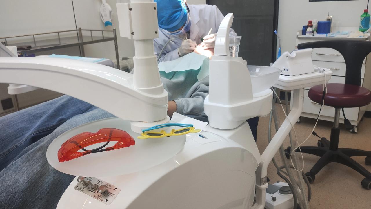 补个牙弄了个大尴尬我带孩子去看牙，检查后，那个女医生感觉说话很不好听