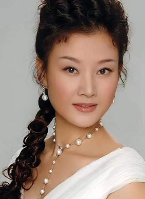 1996年，宋祖英为了10万块钱，亲手把家里年轻的同乡保姆送进了监狱，一判就是1