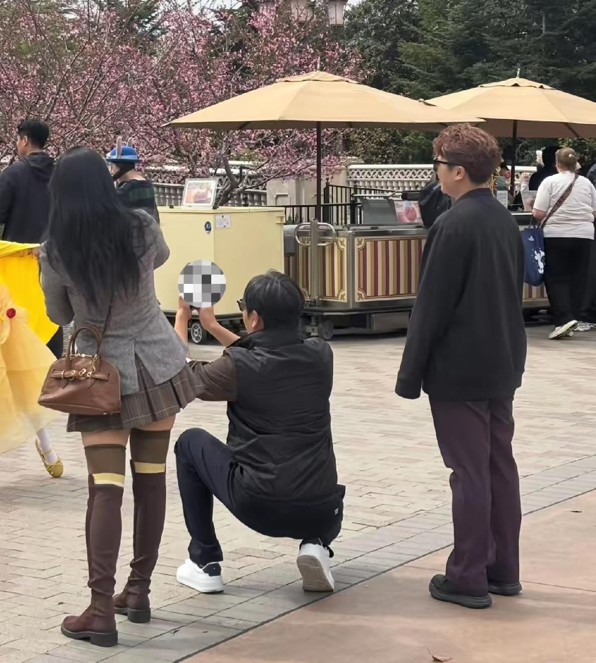 上海迪士尼，网友偶遇伊能静与秦昊带女儿游玩。一家似已定居上海，女儿在此读书。伊能