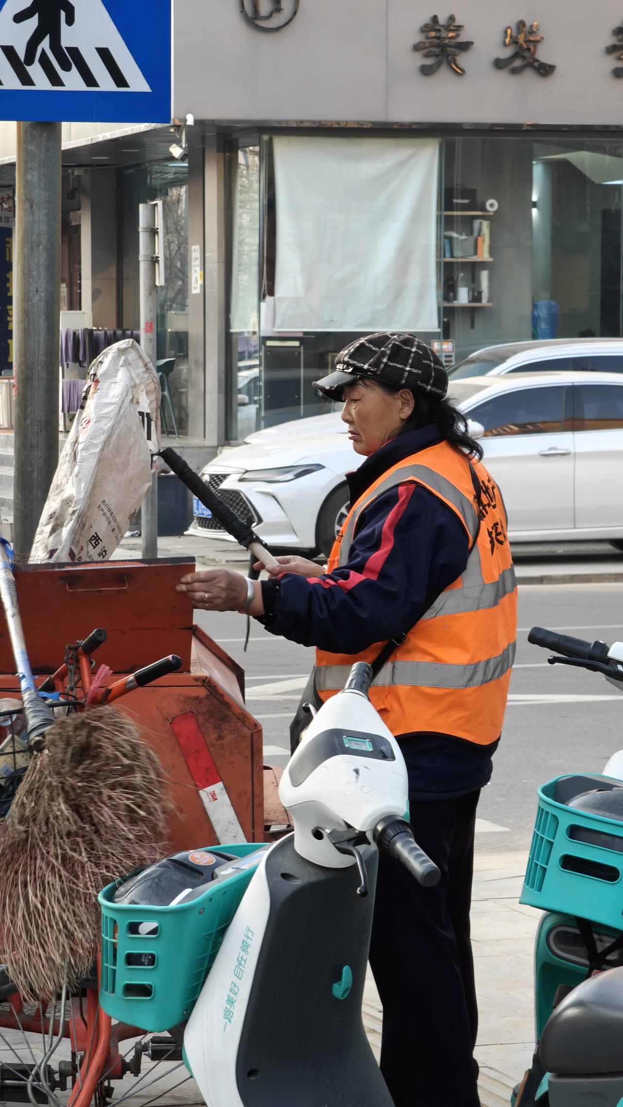 今天，我就是活久见！遇见了流氓下午在街上溜达，一个女环卫工，正在打扫卫生。