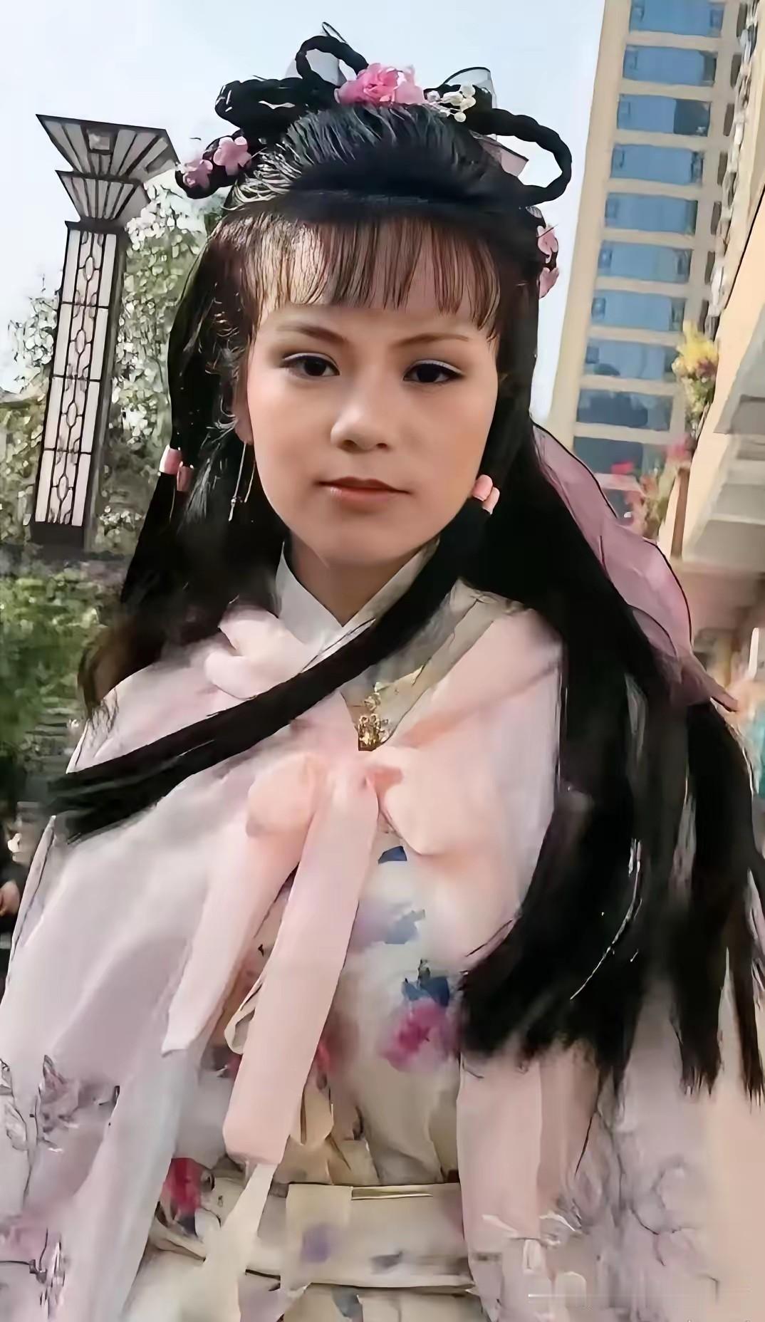简直一眼梦回83版射雕！一位女生模仿翁美玲版黄蓉的片段走红网络。眉眼神态拿捏到位