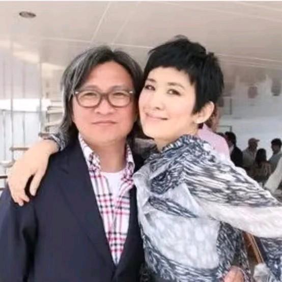 香港娱乐圈，也太夸张了吧不查不知道60岁的吴君如，女儿都那么大了，居然还没和