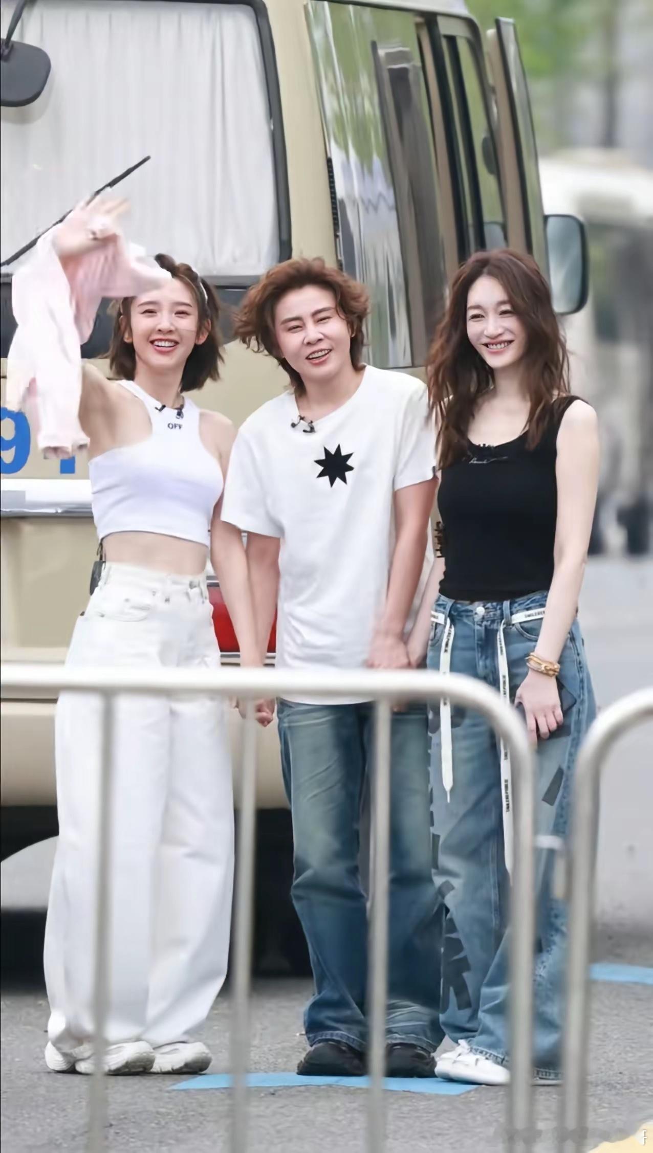 什么叫冠军气质，王濛长得不漂亮，甚至有点像假小子，但是站在唐艺昕和李小冉两位美女