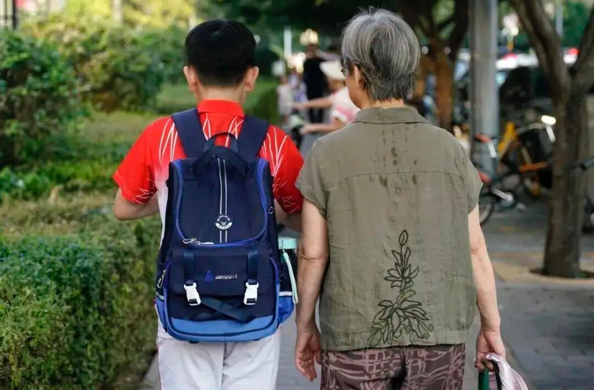 你后悔过让老人帮你带孩子吗？我孩子同学的奶奶说：3年级前，孩子都是我带，每次