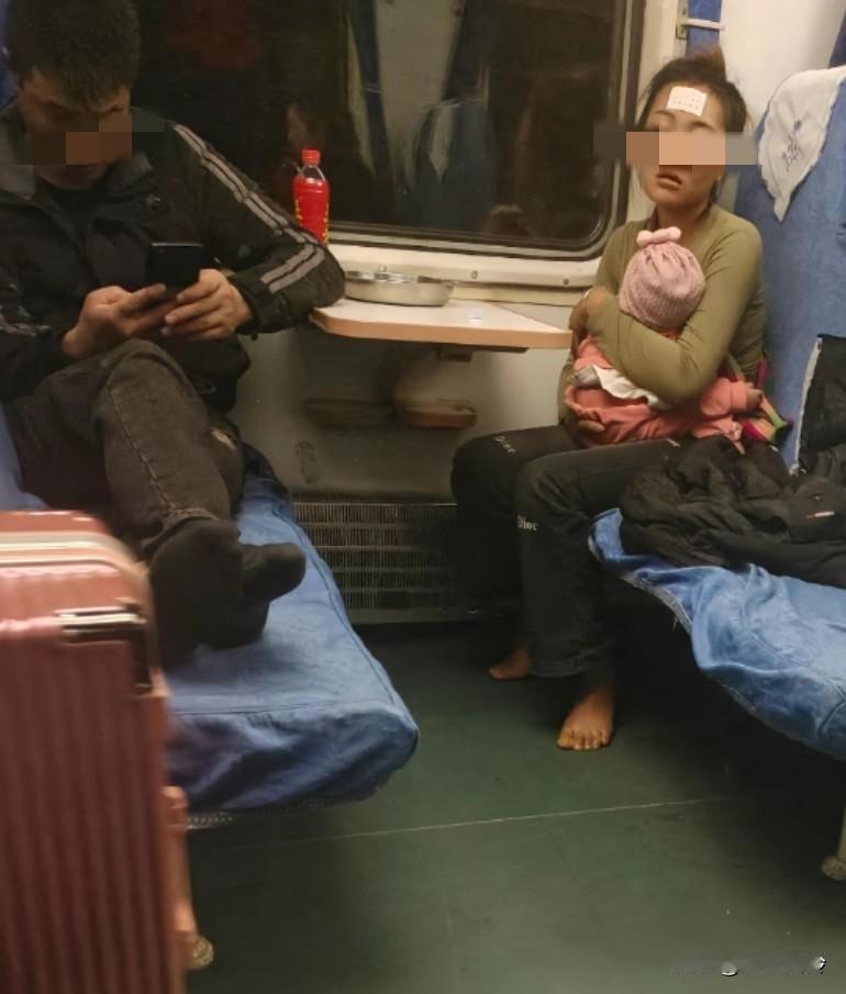 女的发烧赤脚抱着孩子，男的抱着手机玩游戏，鼻子好酸，真想上去揪起来，气人！这么