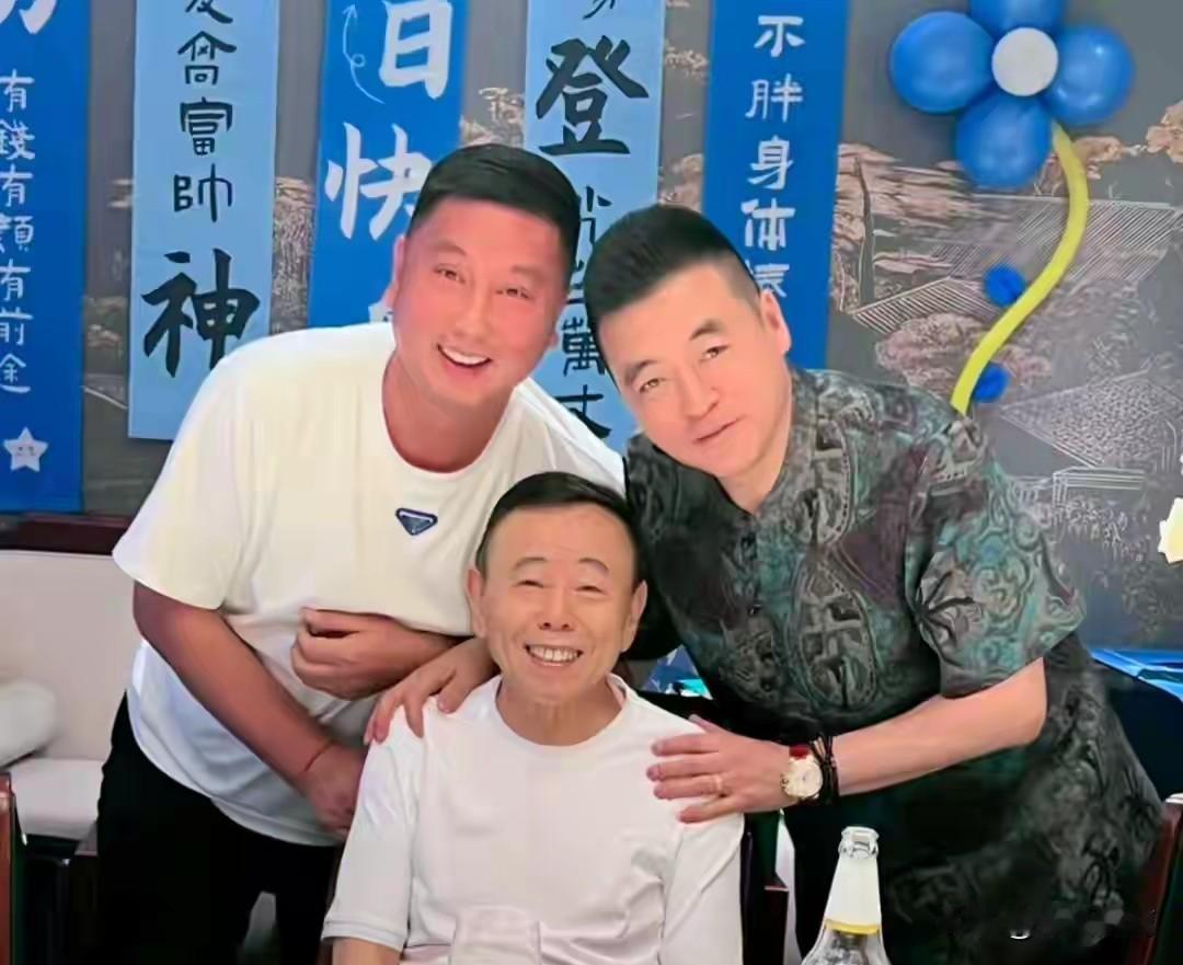 潘长江过生日，自己的徒弟围在一起给他祝寿。其中最亮眼的就是魏三。魏三生意做的
