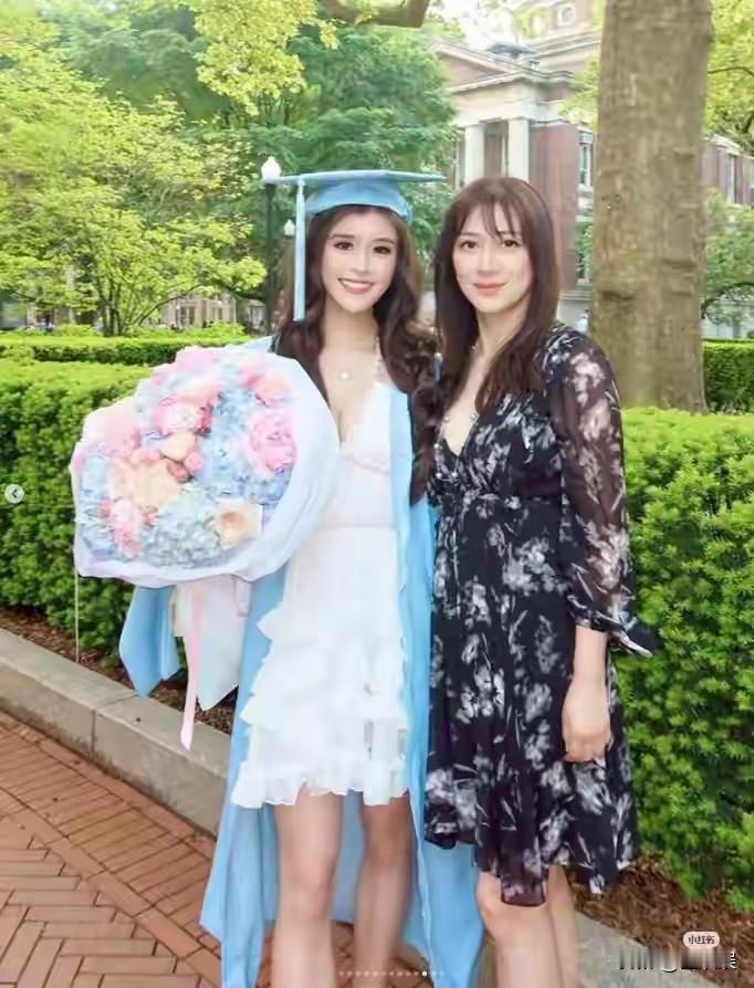 2025香港小姐冠军陈咏诗的美貌基因原来来自于母亲。看相片中，陈咏诗的脸型五