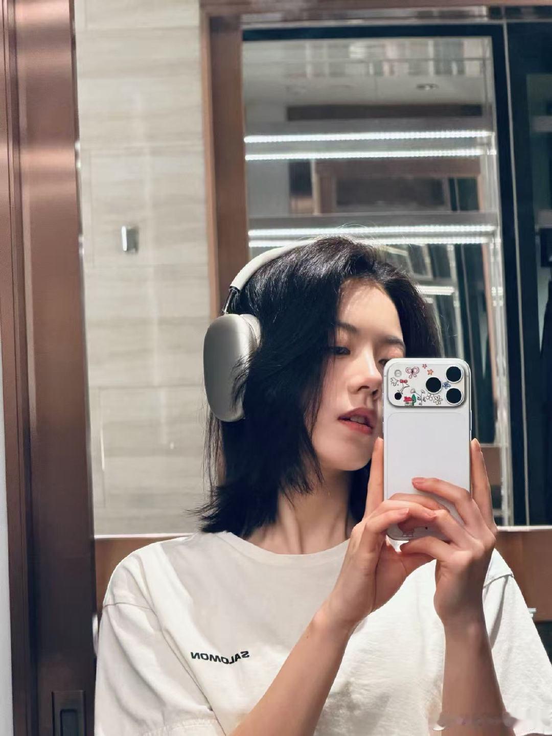 赵今麦整个时兴的发型赵今麦银框眼镜酷之萌之的小麦麦