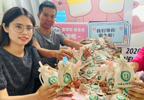 我一直想不明白给大学辅导员送礼到底图啥。难不成送了礼就能保研？以前我觉得我导员挺