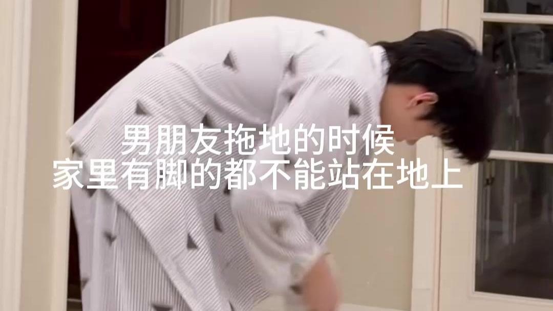 男友拖地萌翻全场！家中所有脚部陷入泥泞网友：小猫站那太可爱了
