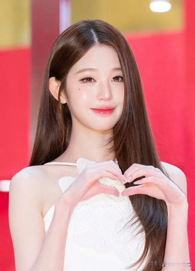 韩娱资讯，韩国女团IVE成员张元英近日现身韩国，出席了某品牌在首尔举行的宣传活动