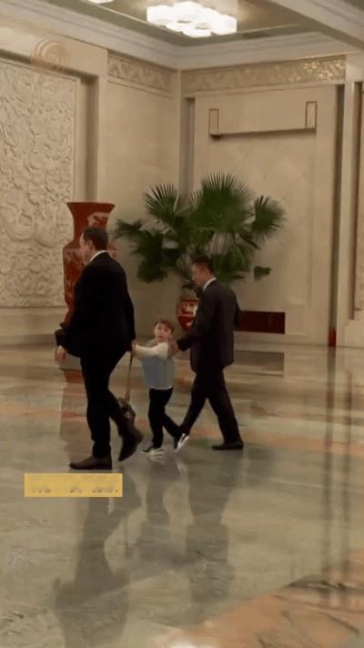 马斯克小儿子穿新中式衣服，现身人民大会堂！5月14号下午，马斯克带着小儿子