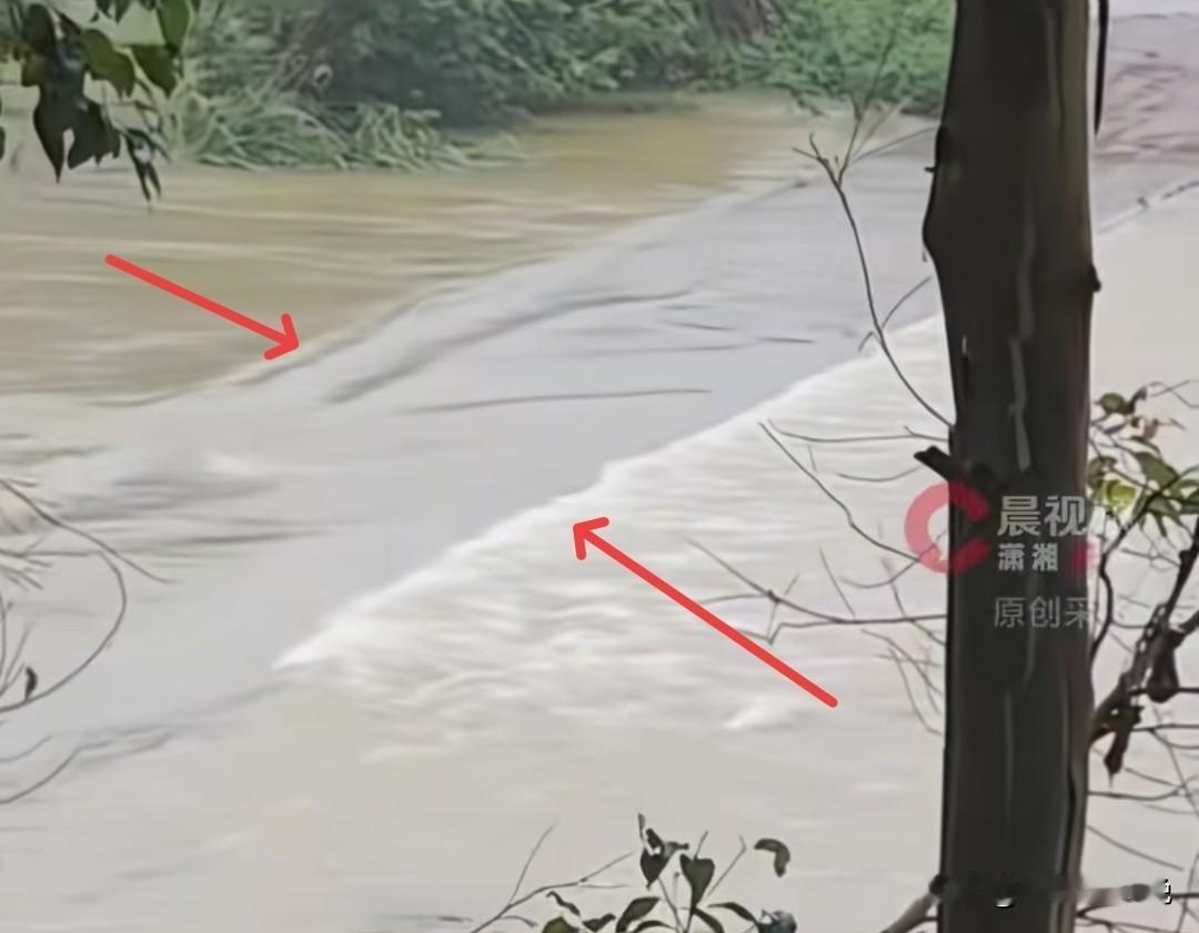 广西河池载15人皮卡车坠河，1人遇难9人失联，事发一天后再看事发地点，发现当晚的