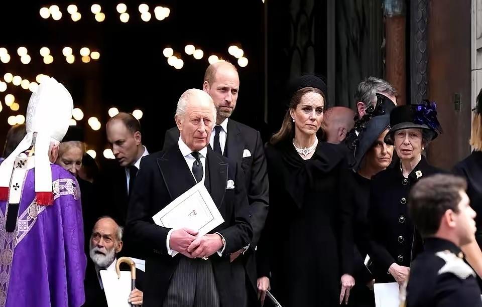 科普一下，英国也曾是传统的天主教国家。大英帝国奠定人伊利莎白女王他爹亨利八世为了