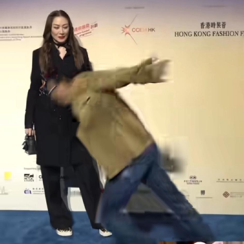 任达华老当益壮，身手敏捷！摔跤的姿势都帅，反应及时，不愧是演员出身…70的人了