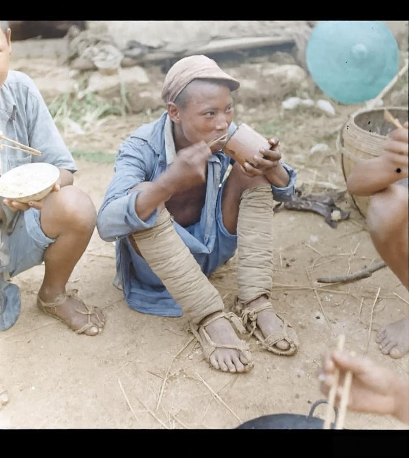 1945年，广西，镜头里的抗日战士，面庞还带着少年的稚嫩，却裹着洗得发皱的简陋军