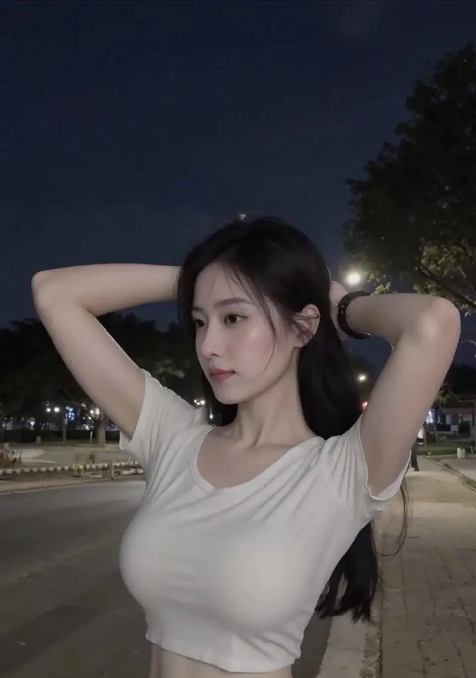 夜晚散步，微风轻拂，心情舒畅