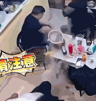 “悲剧还是发生了！”11月30日，山东烟台，一男子用卡式炉煮火锅，就在他弯腰调节