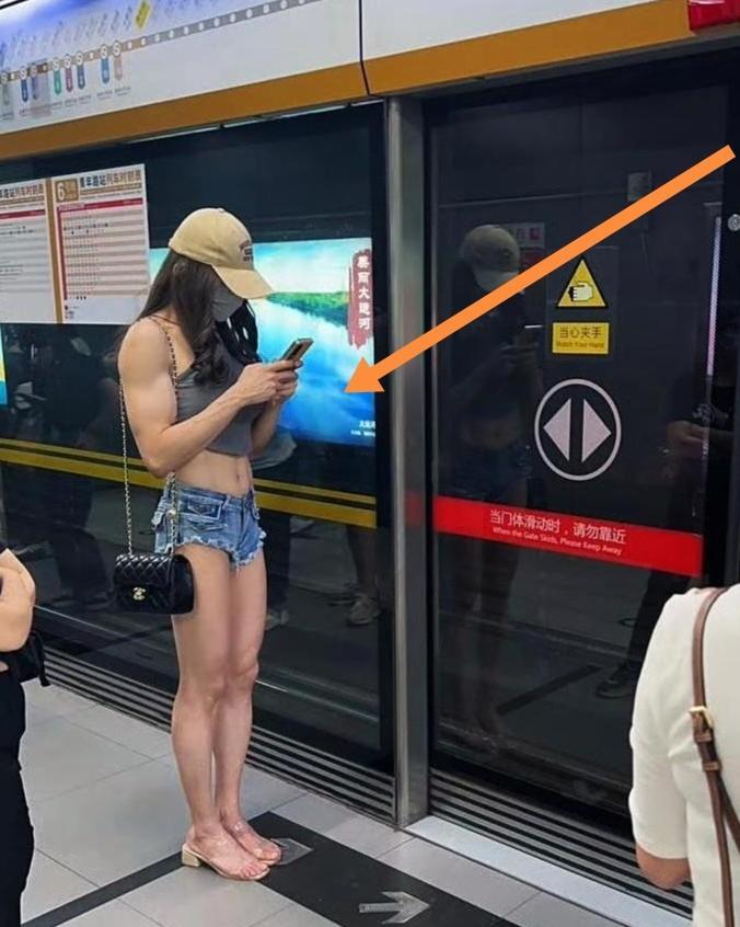 地铁上这位衣着时尚的年轻人，到底是姑娘还是小伙？真搞迷糊了！在地铁站被这个年轻