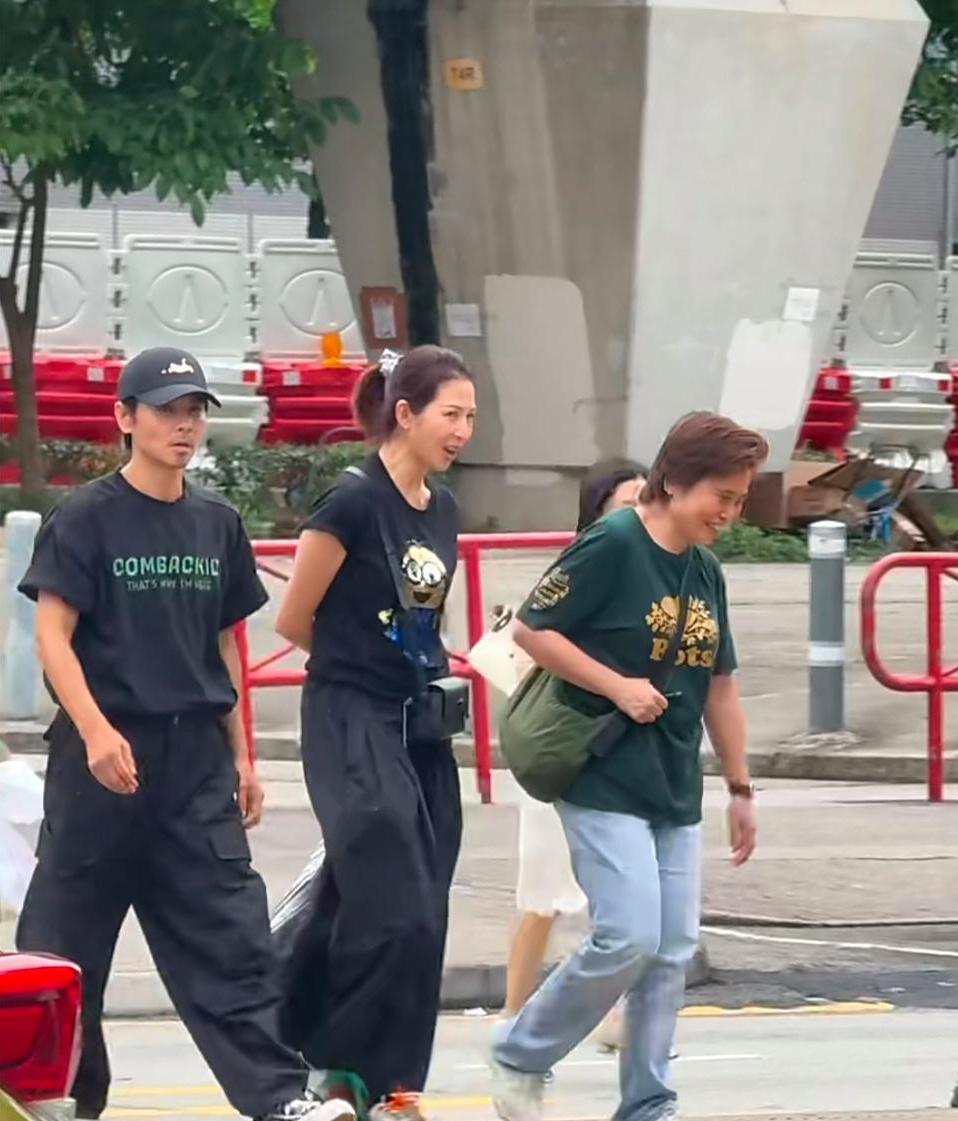 蔡少芬和老公张晋现身香港街头，夫妻俩穿着黑色衣服，女的比男的还要高半个头，但外表