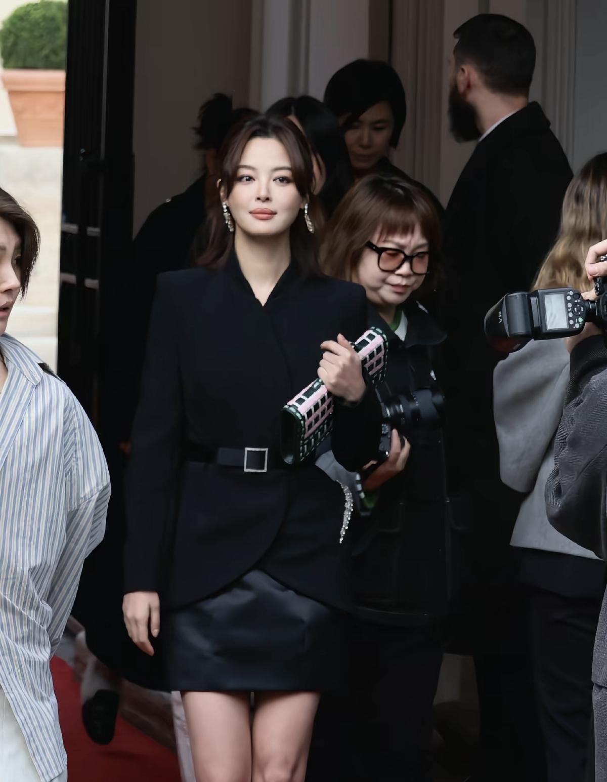 辛芷蕾黑装利落，步履生风，巴黎秀场的每一步，都是藏不住的气场[赞]娱乐明