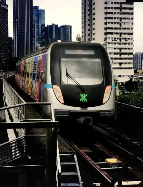 2024年，曾经的地铁“利润王”深圳地铁巨亏334.6亿元——这个数字不仅吞掉了
