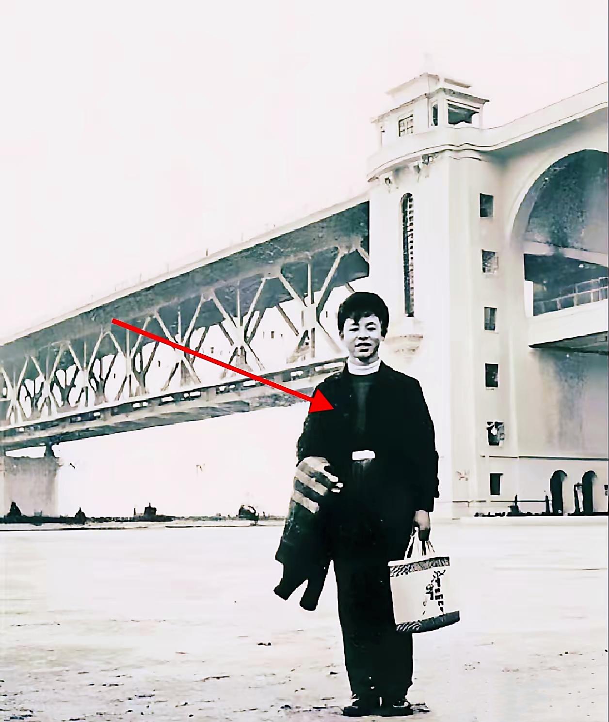  1958年武汉长江大桥，18岁少年雷锋一张罕见旅途留影，不是影视剧剧照雷锋