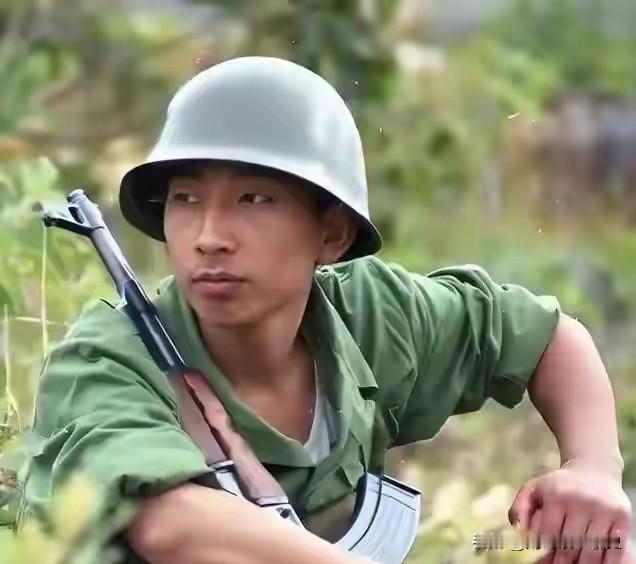 昆明出租屋里，一张草席，送别了一级战斗英雄昆明城郊，一间出租屋。女儿跪在