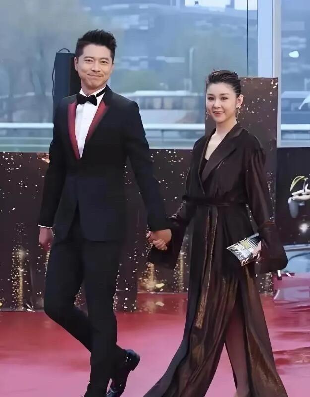 这一对夫妻真的是令人羡慕啊，从未有过绯闻，看起来是郎才女貌，天作之合。李小萌嫁给