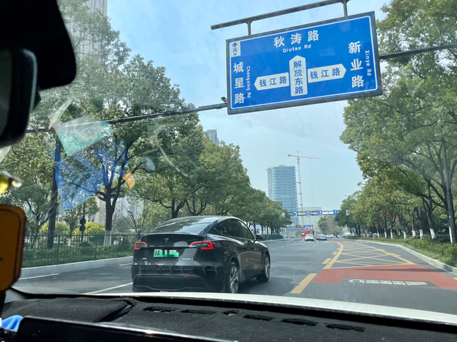 没想到杭州这么多特斯拉印象最深的是腾势很多，网约车也不少。这次来第一印象是埃尔