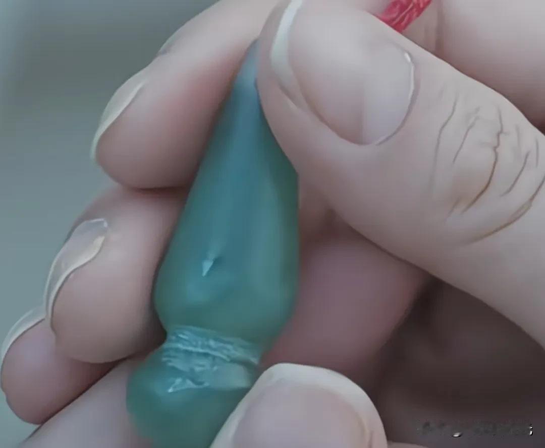 网友们不要再研究杨幂指甲上的月牙了。《生万物》火了以后，里面的每个角色都被拿
