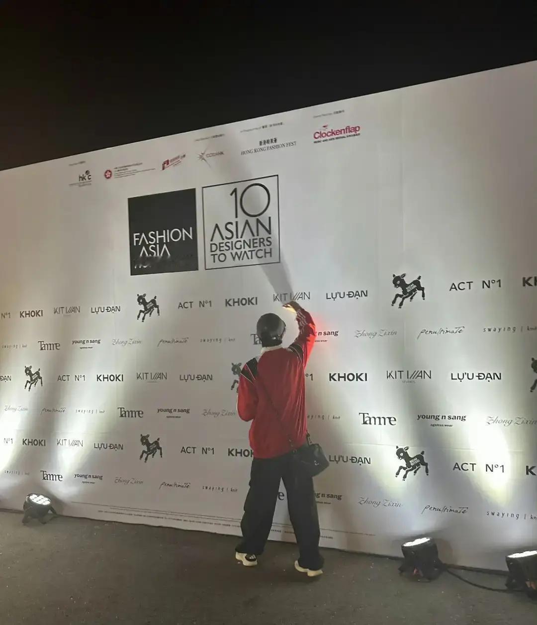 别再刷“费曼长残了”。吴镇宇看着体重冲到200斤、顶着一头卷毛的儿子，就说了七个