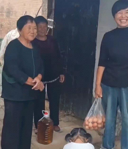 太和睦了！安徽，一女子发视频分享，她的妈妈和她的两位伯母，平日里处得就像亲姐妹一