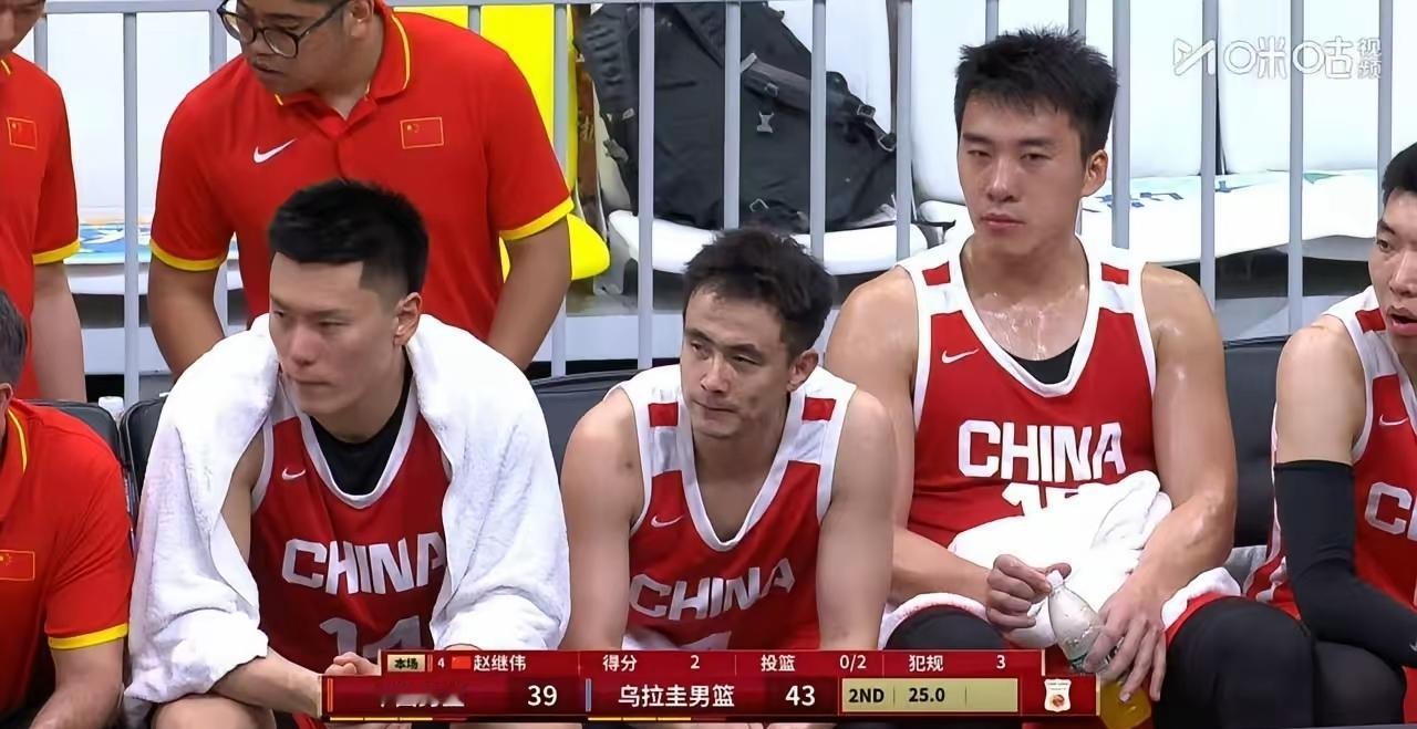 中国男篮后卫线对比:廖三宁:持球攻筐8分，组织协调4分。庞峥麟:持球攻筐6分