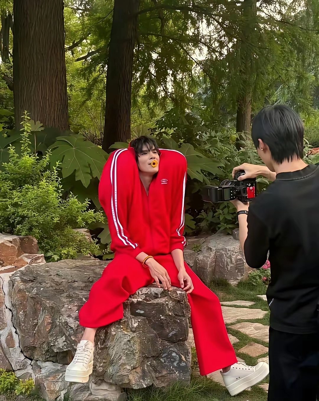 向佐感觉他是越来越沉浸在自己的穿搭世界里了这种大胆的时尚风格，大家能get到吗？​
