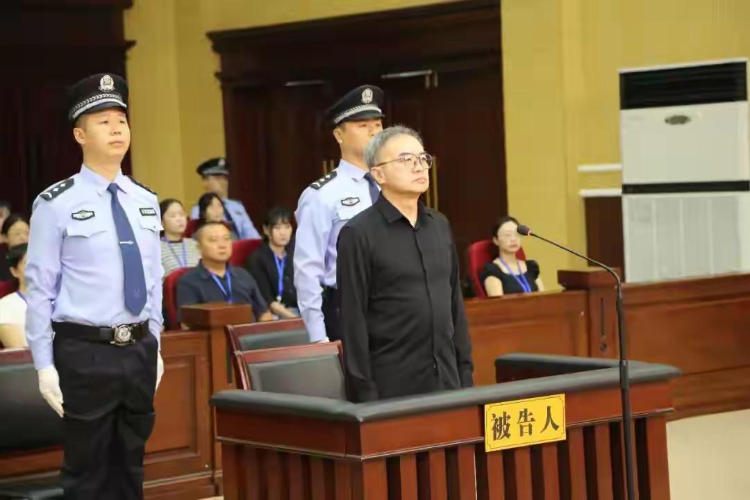 贪污受贿这么多钱竟然还没杀，真是便宜了他！龙翔1963年6月出生，已经63周岁，