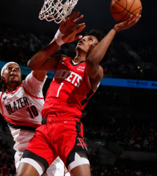 阿门·汤普森三分3中2！火箭主帅点赞：希望他平衡空切与投篮，未来巨星潜力无限