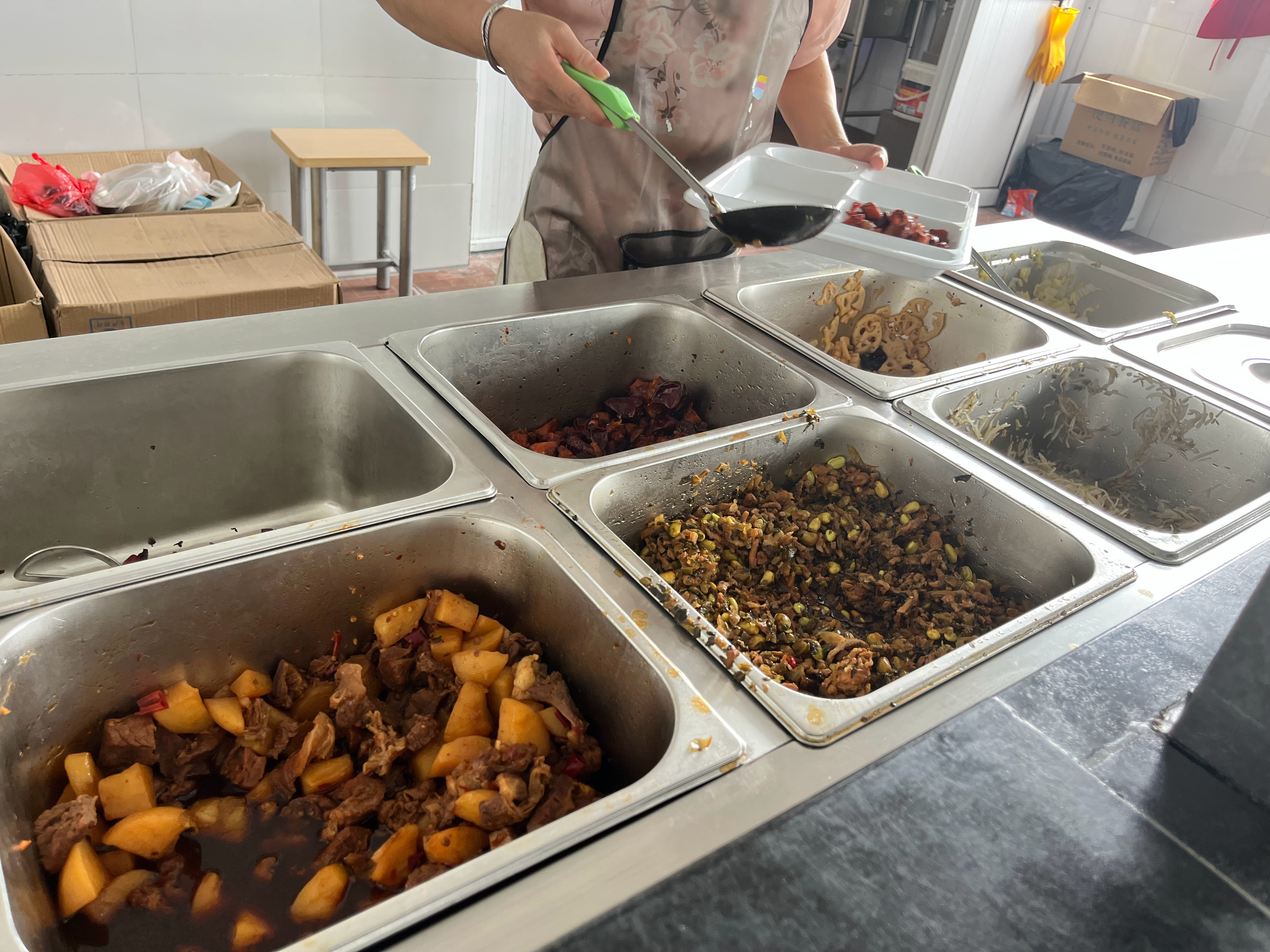 来吃一下比亚迪大食堂破是破了点其实菜的味道还可以对象陪我来修车说这个VIP食