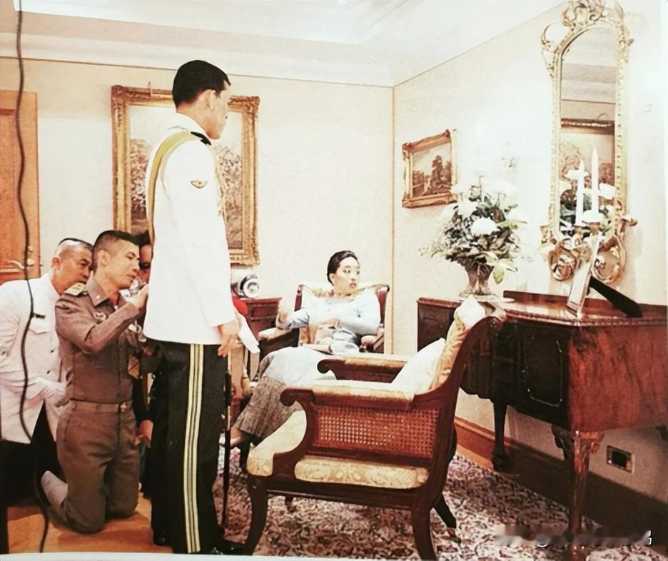 泰王锦衣玉食一辈子，却从没发胖过，这点很像他爸爸。倒是颂妃，中年时的她发福得像老