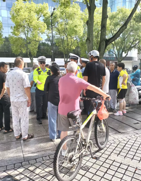 浙江台州，7月24日早上，在椒江区中山西路路口，有一名女子驾驶电动车被交警追赶，