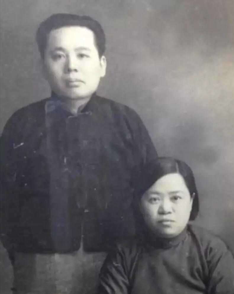 1913年，著名作家张恨水迎娶16岁徐文淑。在新婚当天，他掀开红盖头，吓得大惊失