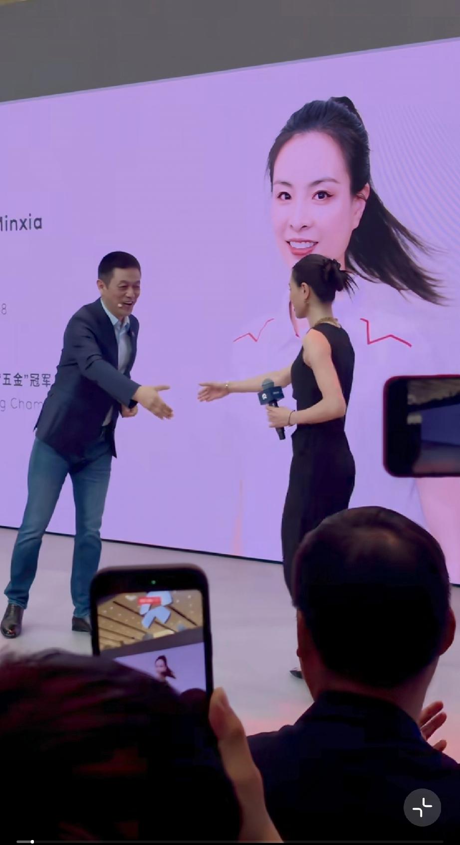 4月24日，吴敏霞现身北京车展，身材保持得还不错，胳膊虽然很细，但肌肉发达，一看