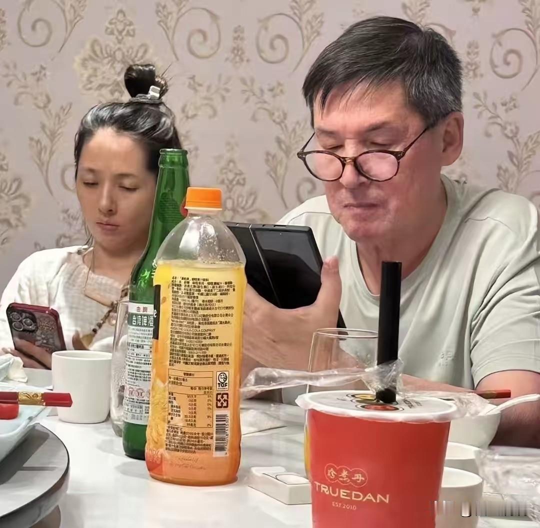 就想问问向佐这拍照技术，到底是跟哪个大神学的呢？郭碧婷素颜、脸色蜡黄、头发随