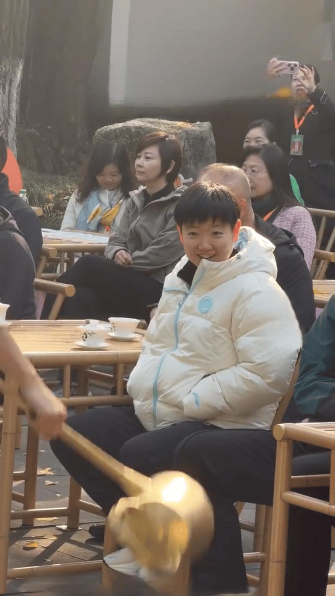 不知莎莎自己知不知道自己有多清纯!哈哈，只有十几岁心性的莎莎看到好玩的就会让同