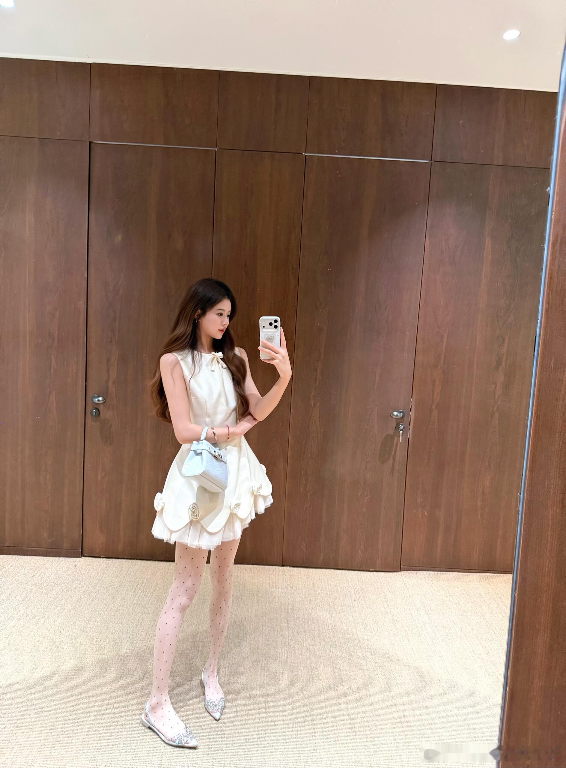 这个波点丝袜简直太可爱了~